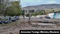 Urmele unui proiectil lansat, susține MInisterul armean al Apărării, de armata azeră în regiunea separatistă Nagorno-Karabah, 30 septembrie 2020.