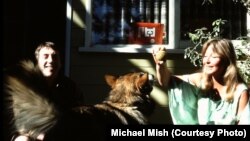 Vladimir Vysotsky (left) and Marina Vlady at the Los Angeles home of friend Michael Mish in the 1970s