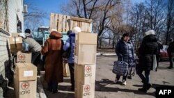 Люди отримують гуманітарну допомогу від Міжнародного комітету Червоного Хреста на Донбасі, архівне фото 