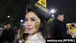 Болельщица «Кайрата» у стадиона «Орталык» в Алматы. 30 сентября 2025 года