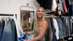 Ksenia Schnaider ukrán divattervező mutatja terveit az angliai Haywards Heathben (Nyugat-Sussex grófság) lévő stúdiójában 2023. szeptember 14-én