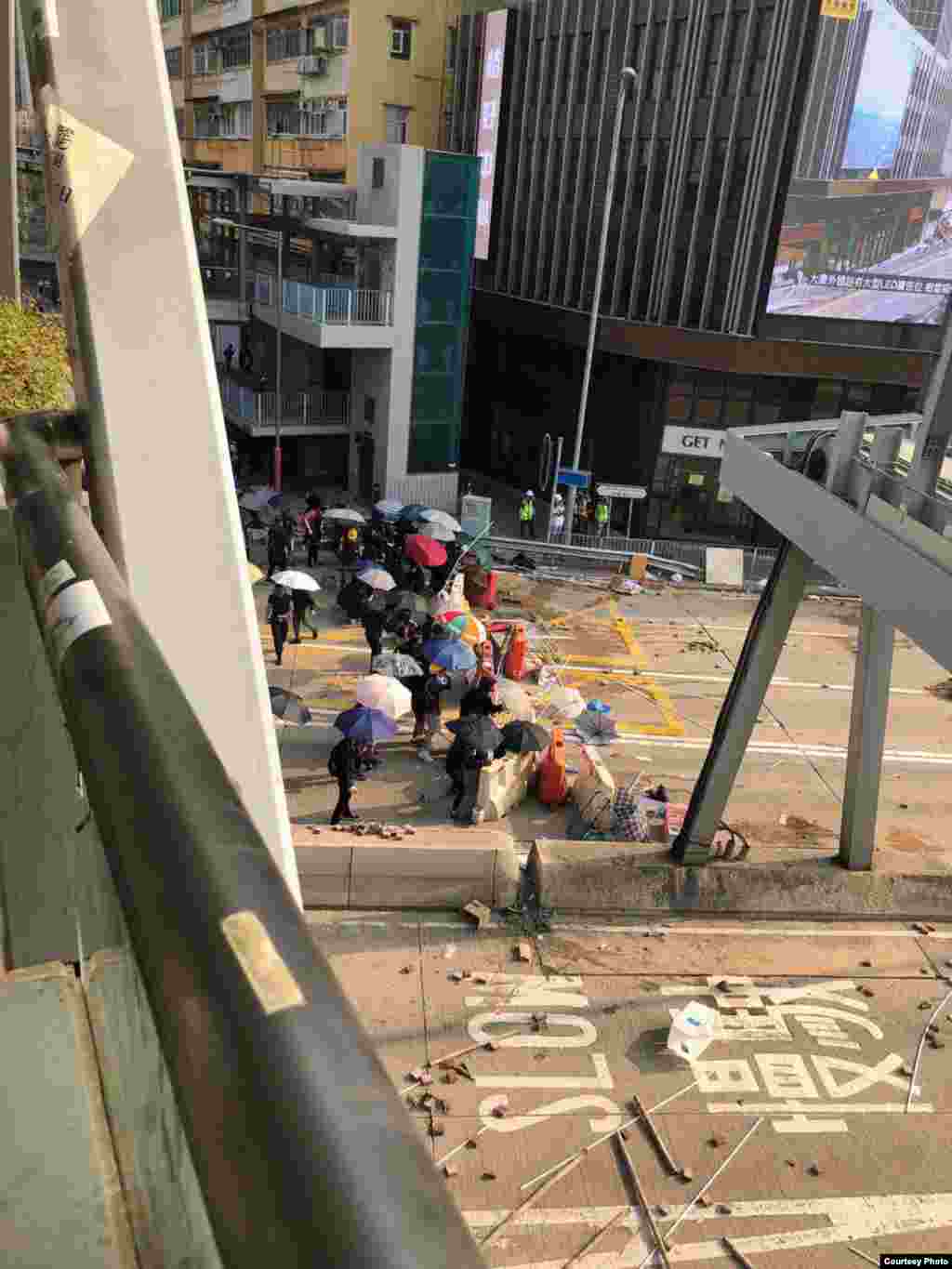 По словам одного из студентов (он просил не называть его имя. &ndash;​ Ред.) из Казахстана, Политехнический университет PolyU демонстранты использовали как &laquo;оборонительную крепость&raquo;. На фото &ndash; протестующие баррикадируют мост, соединяющий Homantin, район в Гонконге, и главную дорогу в PolyU. Они использовали столы, стулья и &laquo;всё, что было под рукой&raquo;.&nbsp;