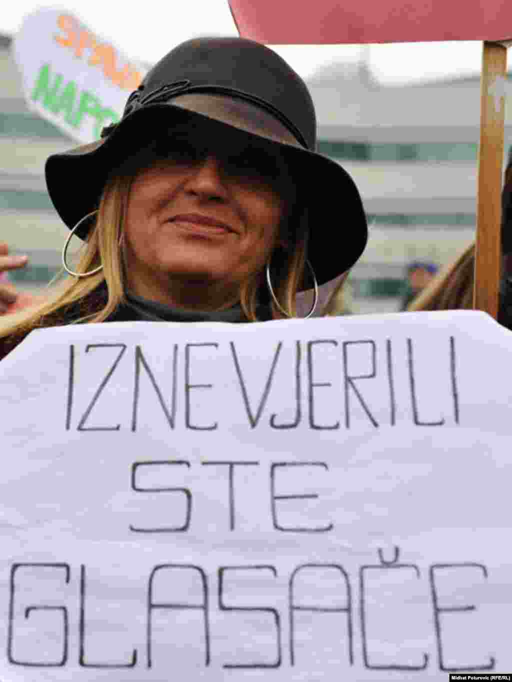 Mirni protest žena ispred zgrade Parlamenta BiH zbog neformiran​ja državne vlasti i ignorisanj​a Zakona o ravnopravn​osti spolova, Sarajevo, 24.11.2011.