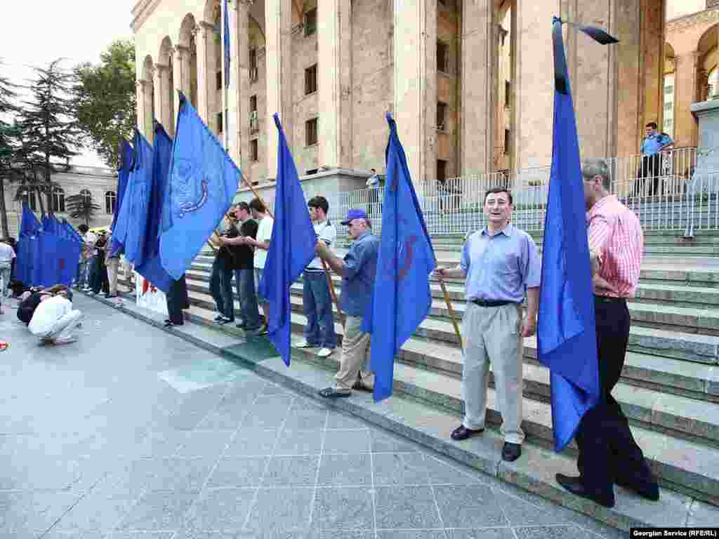 პროფკავშირის დროშებისთვის, გლოვის ნიშნად, შავი ლენტები შეებათ. - ტყიბულის მაღაროში 27 აგვისტოს მომხდარი აფეთქების შედეგად დაღუპულთა რაოდენობა ოთხამდე გაიზარდა. ხუთშაბათს თბილისში, პარლამენტის შენობასთან, დაღუპულთა ხსოვნას მდუმარე აქციით მიაგეს პატივი საქართველოს პროფკავშირების წარმომადგენლებმა. მათ გააპროტესტეს კანონმდებლობა, რომელიც, მათივე შეფასებით, არ იცავს დასაქმებულთა უფლებებსა და უსაფრთხოებას.
