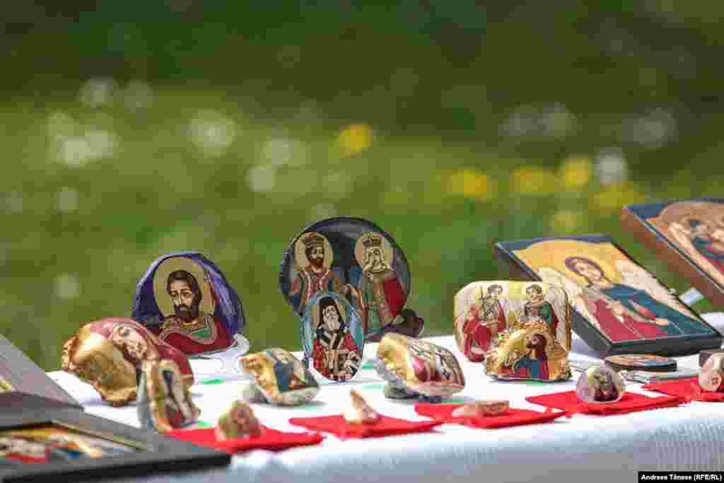 Icoane pictate manual, expuse la Târgul de Florii de la Muzeul Satului din București.