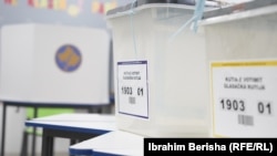 Kuti të votimit në një qendër votimi në rundin e parë të zgjedhjeve lokale në Kosovë të mbajtur më 12 tetor 2025. 