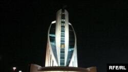 Hiphen: "Premýer-ministriň orunbasary Saparlyýew inçekesele ýoluganlara kömek etmek barada hökümete ýardam bermäge çagyrdy. Emma gepleşiklere ýene-de saglyk ministrligi böwet boldy".