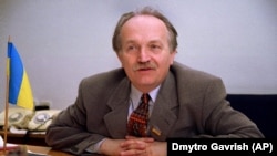 За офіційною версією, В’ячеслав Чорновіл загинув внаслідок ДТП, коли 25 березня 1999 року його автомобіль врізався в «КамАЗ» із причепом