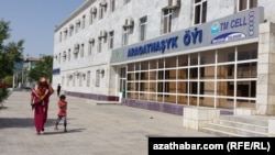 Internet-kafe "Türkmentelekomyň" binasynda ýerleşýär