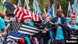 Simpatizanții președintelui Donald Trump, veniți la Washington pentru prima apariție în public a președintelui de la anunțul că a fusese testat pozitiv pentru Covid-19, sâmbătă, 10 octombrie 2020