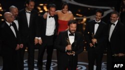 "Арго" тасмасынын режиссеру жана продюсерлеринин бири Бен Аффлек салтанат учурунда. Голливуд, 24-февраль, 2013. 