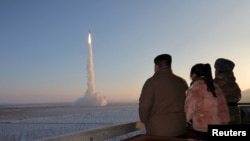 Lideri i Koresë së Veriut, Kim Jong Un, duke e vëzhguar lëshimin e raketës balistike interkontinentale, Hwasong-18, 18 dhjetor 2023.