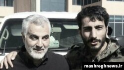 قاسم سلیمانی (چپ) در کنار یکی از فرماندهان سپاه پاسداران ایران در سوریه