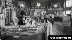 Interiorul magazinului în anii '50.