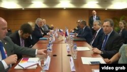 Pamje nga takimi i djeshëm ndërmjet delegacioneve të udhëhequra nga Tillerson dhe Lavrov (djathtas) në Manilë të Filipineve