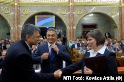 Kövér László házelnök gratulál Karas Monikának, a Médiatanács megválasztott elnökének