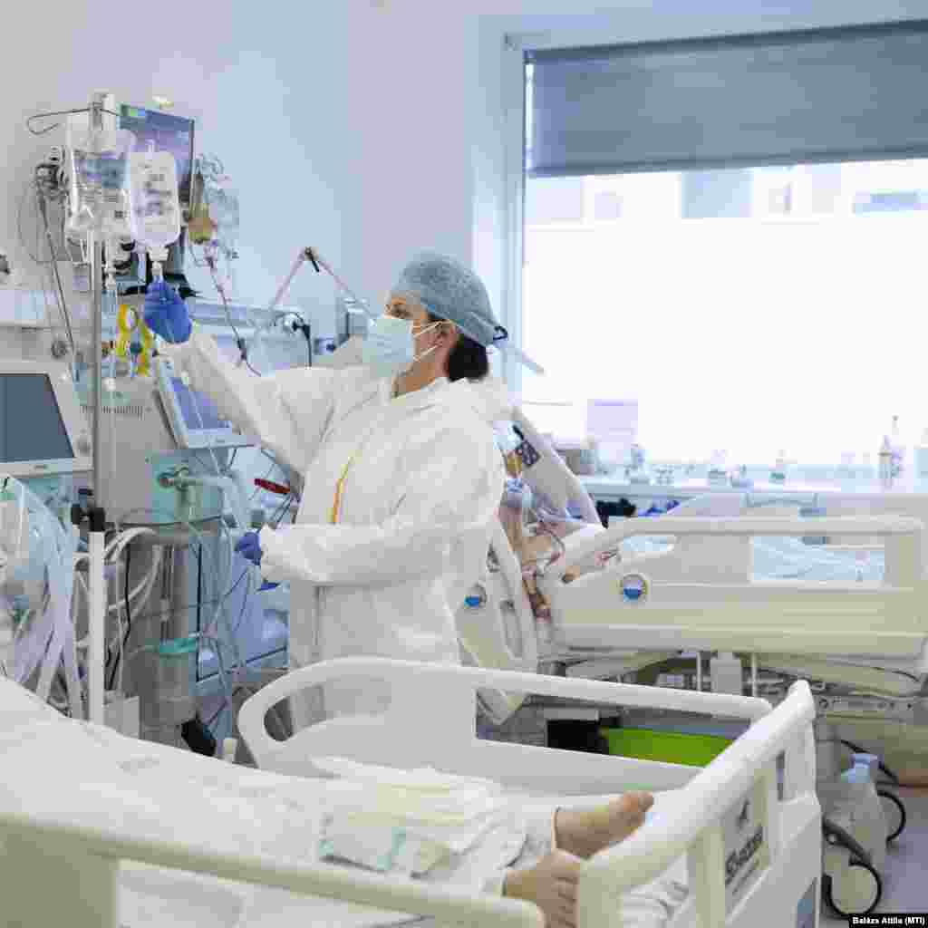Lélegeztetett pácienseket ápolnak Nyíregyházán, a Jósa András Oktatókórház intenzív osztályán 2021. április 2-án.