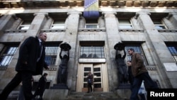 Bosnia-Herzegovina -- People walk in front of Bosnian Central Bank building in central Sarajevo, 08Dec2011