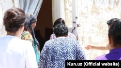 8 июля дом женщины, униженной сотрудником милиции, посетила глава Комитета женщин Узбекистана Танзила Нарбаева.