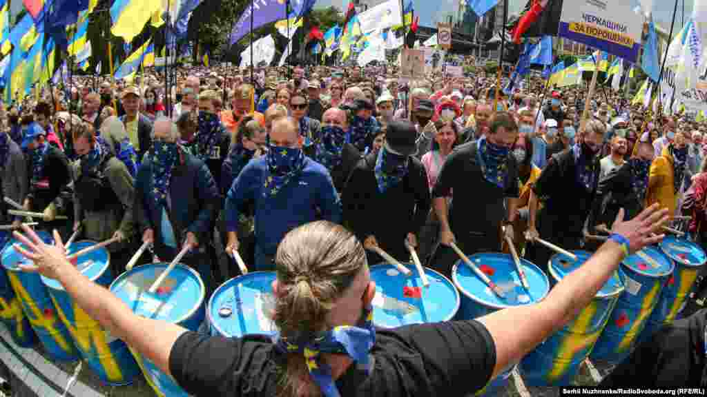 8 липня у Києві пройшли акції протесту на підтримку п&#39;ятого президента України Петра Порошенка. Світлина фотокореспондента Радіо Свобода Сергія Нужненка. Коротко про те, чим завершилося останнє судове засідання по одній зі &laquo;справ Порошенка&raquo;,&nbsp;дивіться у відео Радіо Свобода