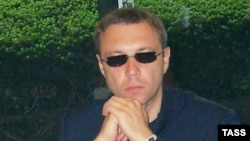 Фокус, который удалось проделать Виктору Пелевину (на фото) с героями своего романа, повторяет режиссер фильма