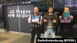 До дня народження Олександра Кольченка в аеропортах України, Чехії і Польщі відбулася акція «Марне очікування». На фото – акція в аеропорту імені Вацлава Гавела, Прага, 26 листопада 2017 року