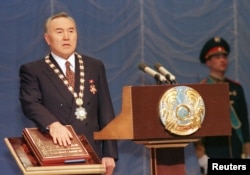 Кезектен тыс сайлауда президент болып қайта сайланған Нұрсұлтан Назарбаев ұлықтау рәсімі кезінде Конституцияға қолын қойып, ант беріп тұр. Астана, 20 қаңтар, 1999 жыл.