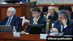 Члены правительства в Жогорку Кенеше. 29 ноября 2017 года.