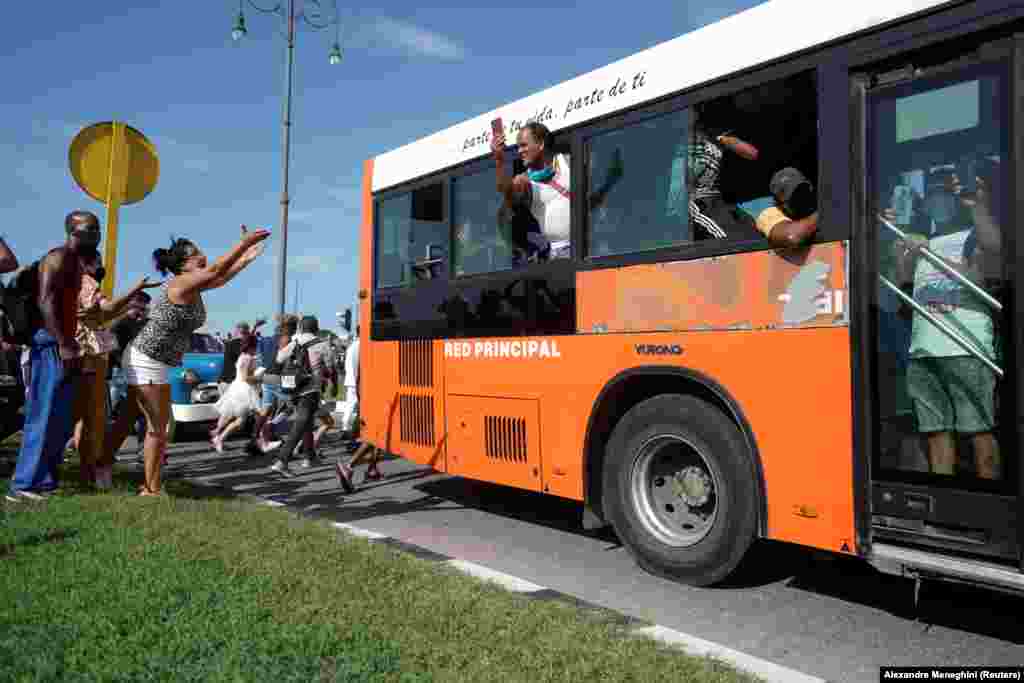 Njerëzit iu kërkojnë pasagjerëve të një autobusi t&#39;i bashkohen një proteste antiqeveritare, në Havanë.