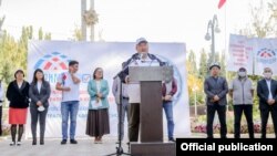 Курманбек Дыйканбаев «Биримдик» партиясынын үгүт иштерин жүргүзүп жаткан учуру. Шайлоо өнөктүгү учурунда тартылган сүрөт.