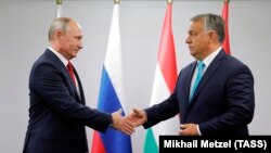 Президент Росії Володимир Путін (ліворуч) під час зустрічі із прем'єр-міністром Угорщини Віктором Орбаном. Будапешт, серпень 2017 року