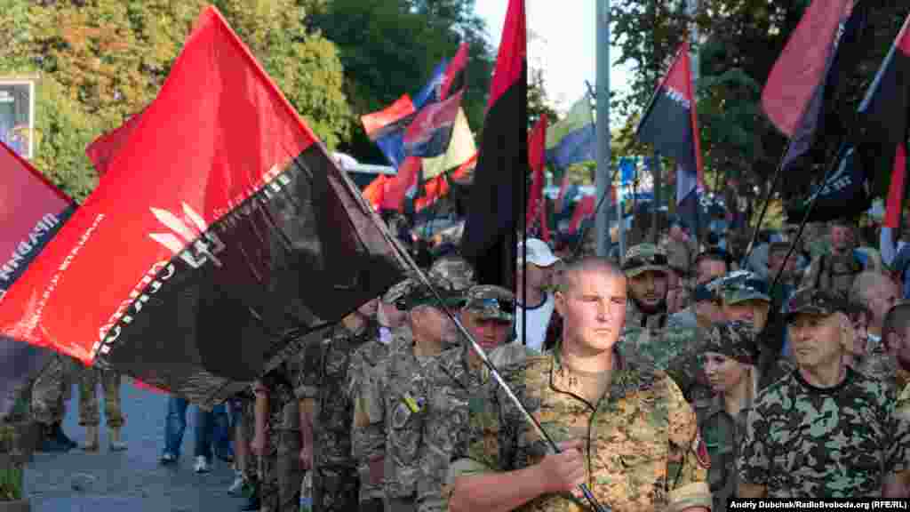 Колона ​&laquo;Правого сектору&raquo; рухається до майдану Незалежності вулицею&nbsp;Героїв Небесної Сотні​&nbsp;
