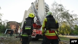 Рятувальники на місці російського удару безпілотниками, Харків, 7 липня 2025 року