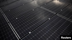 Panouri solare la Adidas Arena, la Porte de la Chapelle, în zona Parisului. Arena este singura construcție importantă construită pentru Jocurile Olimpice din vară „de la firul ierbii”, iar autoritățile franceze se mândresc că va fi ecologică. 