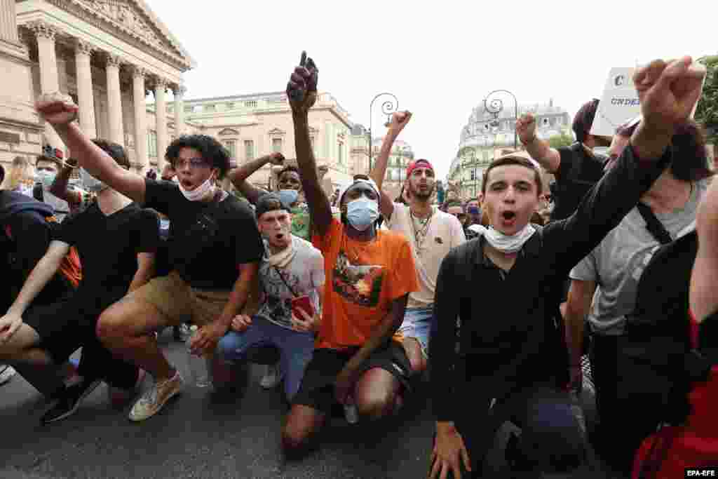 O manifestație de protest neautorizată, la Montpellier, Franța, unde în 2016 a fost ucis un tânăr afroamerican, în circumstanțe asemănătoare cu cazul lui George Floyd, din SUA, 3 iunie 2020