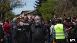 Събралите се хора в близост до КПП-тата на столичния квартал "Факултета"