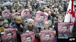 Главная прокуратура Грузии заявила о решении привлечь к уголовной ответственности бывшего президента Михаила Саакашвили спустя три часа после того, как стало ясно, что экс-президент на допрос в качестве свидетеля не явится