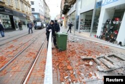 Első képek az újabb, keddi földrengés után Horvátországból: tetőcserepek borítanak egy zágrábi utcát