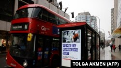 Elektronikus hirdetőtábla egy buszmegállóban London központjában, 2020. december 14-én