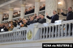 Ким Чен Ын, генсек КПВ То Лам (слева от Ким Чен Ына), зампред Совбеза России Дмитрий Медведев и премьер Госсовета КНР Ли Цян на военном параде, посвященном 80-летию основания правящей Трудовой партии Кореи (ТПК), на площади имени Ким Ир Сена в Пхеньяне. 11 октября 2025 года