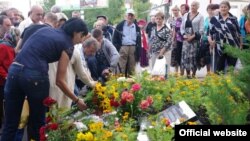 Керівник проекту «Не забудем, не простим» Анна Сорока покладає квіти загиблим. Фото «МИА Исток»