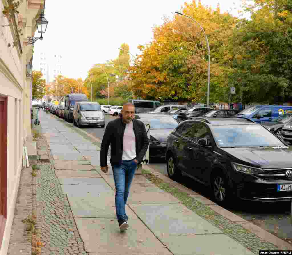 Copii din Berlinul de Vest în 1968 jucându-se lângă zidul care tăia strada Sebastian în două.&nbsp;