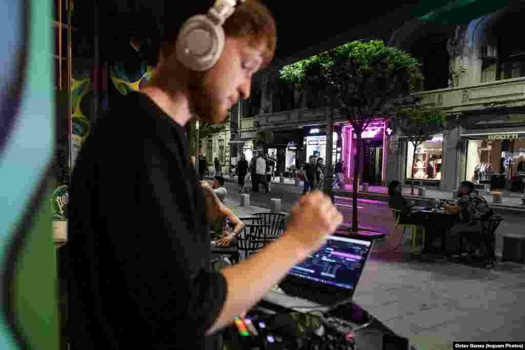 Mai multe artere din București sunt închise traficului auto pentru a permite accesul pietonilor pe carosabil, în cadrul proiectului PMB &bdquo;Străzi Deschise&rdquo;, desfășurat în colaborare cu ARCEN și BAZA, în București.