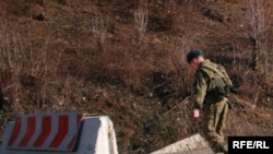 Еще вчера вечером российское ФСБ опровергло сообщение о своей причастности к установлению штырей или других знаков вблизи югоосетинской административной границы