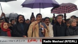 له کیڼه اړخه عصمت شاهجهان، علي وزیر، محسن داوړ، ډاکټر ګل عالم، افراسیاب خټک او بشرا ګوهر د اسلام اباد لاریون کې. ۲۸م جنوري، ۲۰۲۰ 