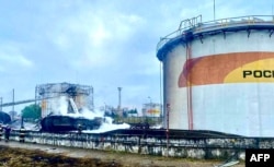 Російські вогнеборці гасять пожежу на нафтосховищі поблизу Сочі після українського удару дронами. 3 серпня 2025 року