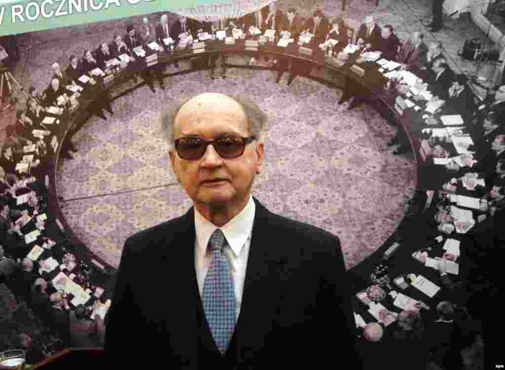 ვარშავა, 2004 წლის აპრილი. იარუზელსკი აღნიშნავს &bdquo;პოლონეთის მრგვალი მაგიდის შეთანხმების&ldquo; მე-15 წლისთავს. ამ შეთანხმებამ გზა გაუხსნა ქვეყანაში დემოკრატიული არჩევნების ჩატარებას.