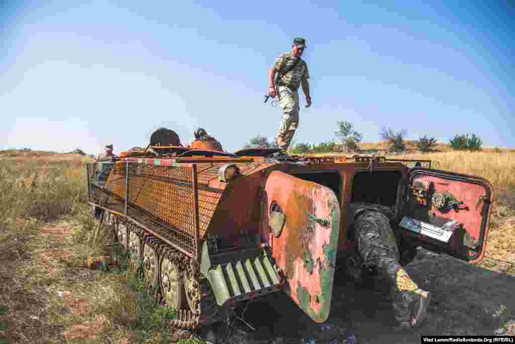 Згорівший бронетранспортер МТ-ЛБ, в якого було влучено протитанковою керованою ракетою