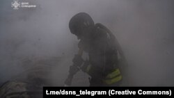 Рятувальники ДСНС гасять пожежу на місці російського удару, Сумщина, 15 травня 2025 року