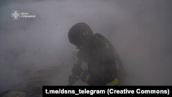 За повідомленням, сили РФ обстріляли надзвичайників саме тоді, коли ті ліквідовували пожежі, спричинені попередньою російською атакою